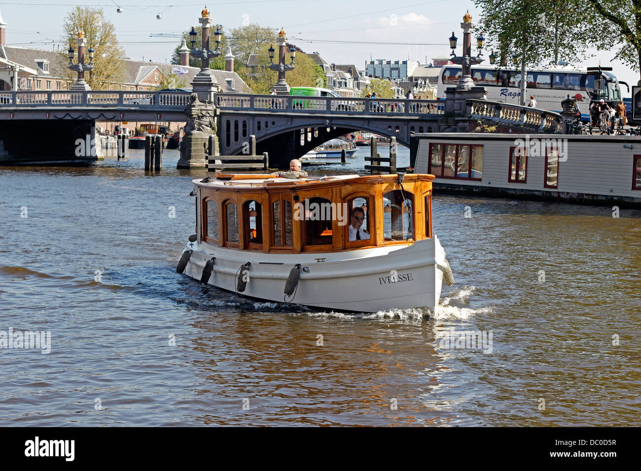 Amsterdam Pays-Bas Hollande Europe petits bateaux d'excursion le long du canal Amstel Banque D'Images