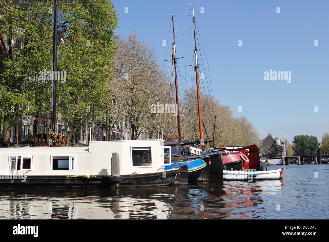 Amsterdam Pays-Bas Hollande Europe collection de péniches sur le canal Amstel Banque D'Images