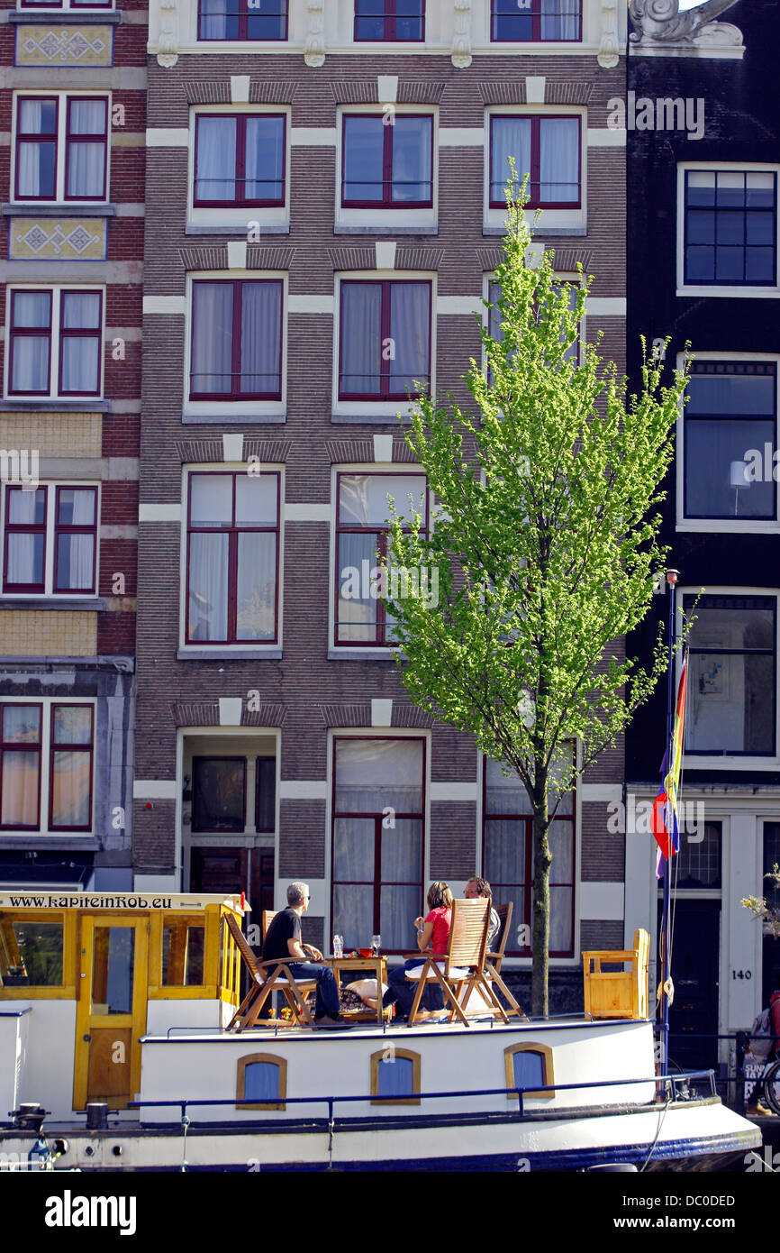 Amsterdam Pays-Bas Hollande Europe l'heure de l'apéritif sur une péniche péniche le long du Canal Amstel Banque D'Images