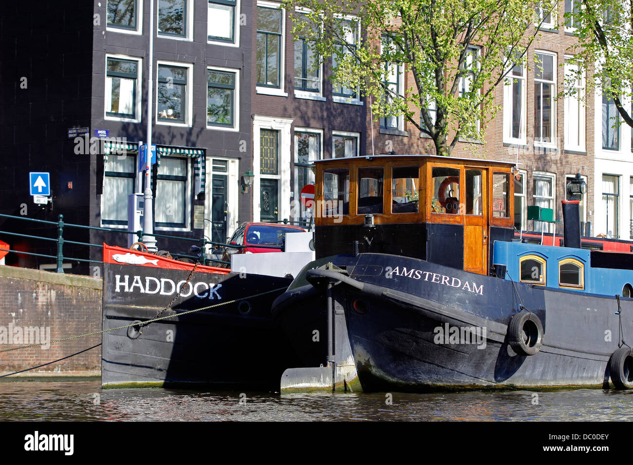 Amsterdam Pays-Bas Hollande Europe canal avec des bateaux de croisière péniche péniche le long du Canal Amstel Banque D'Images