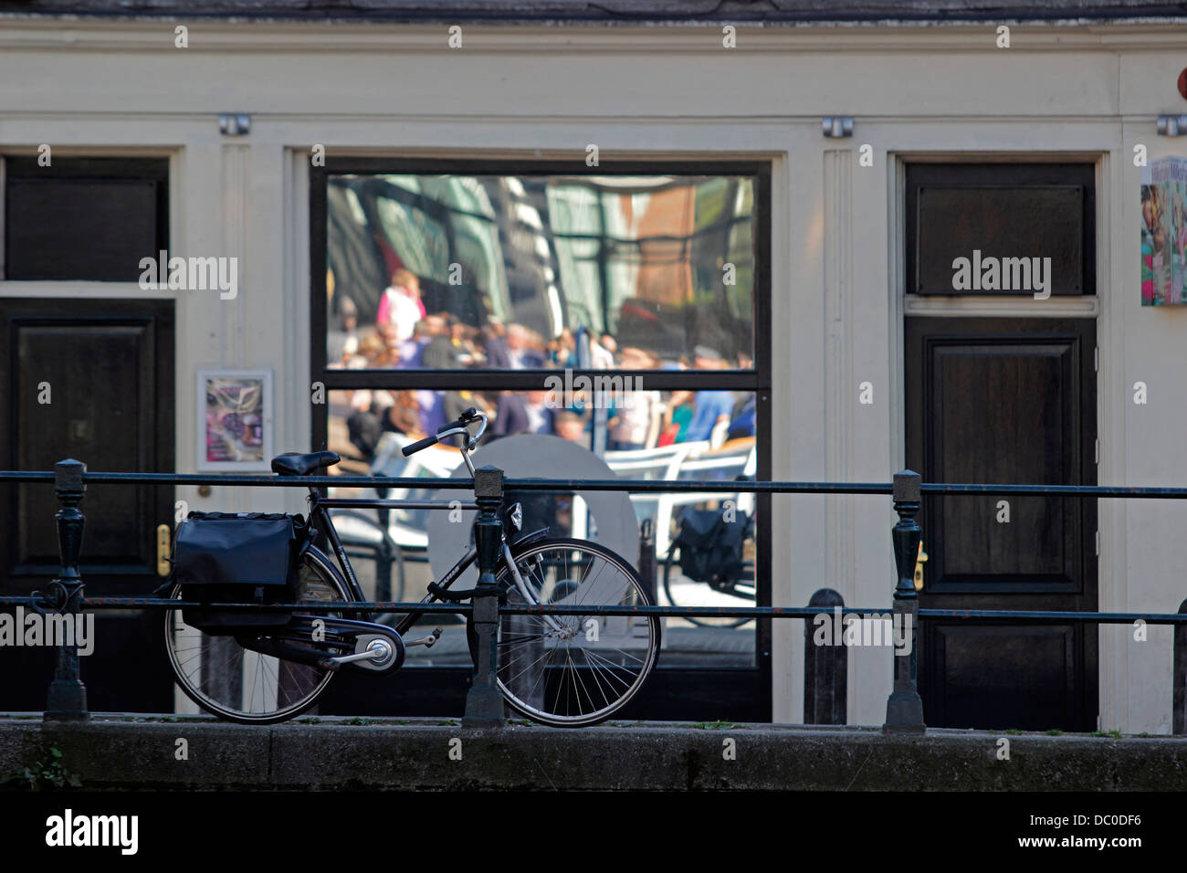 Amsterdam Pays-Bas Hollande Europe location bateau touristique et reflétée dans la fenêtre en miroir le long du Canal Amstel Banque D'Images