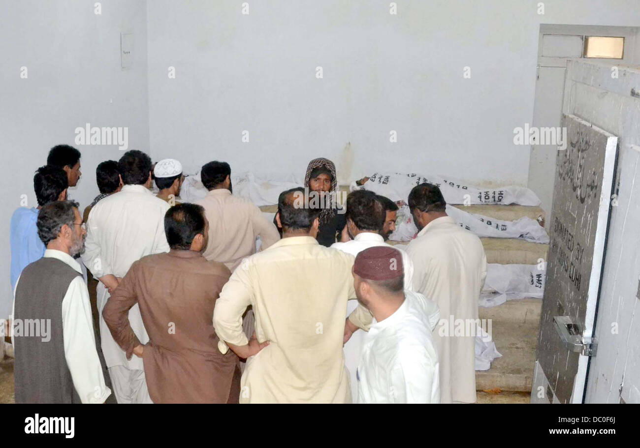 Les gens se rassemblent près de cadavres de passagers, qui a tué des inconnus armés à Giyani Pul près de Mach dans la zone du District de Bolan, à l'hôpital local de Quetta. Au moins treize personnes ont été tuées après leur enlèvement du Punjab, autobus à Giyani Pul près de Mach dans la zone du District de Bolan. Selon la police, les mécréants kidnappé 22 passagers la nuit dernière de cinq bus allant à et de Rajanpur Sadiqabad de Quetta. Il semble avoir surtout ciblé les gens de la province centrale du Pendjab avant de Eid-ul-Fitar. Banque D'Images