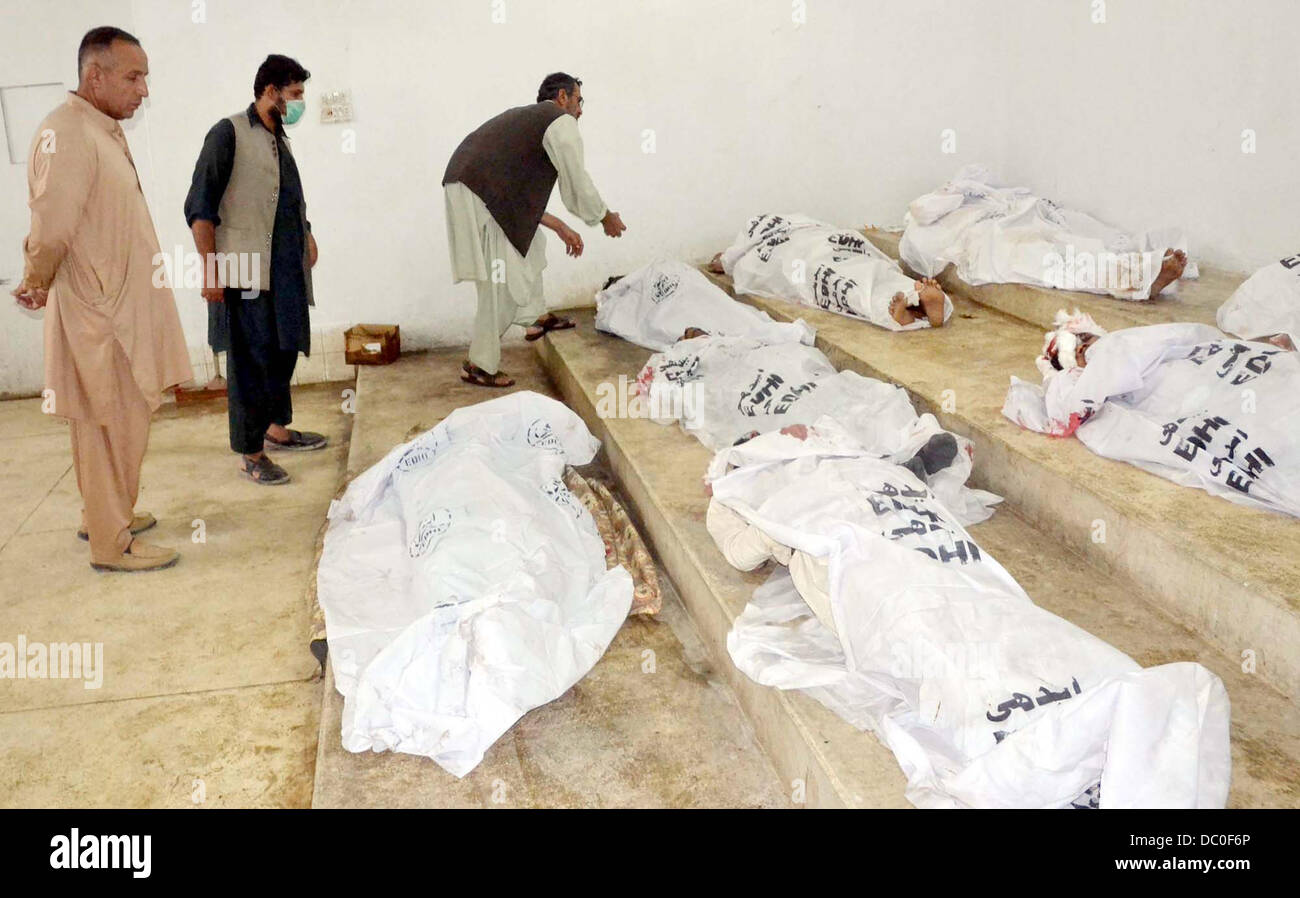 Les gens se rassemblent près de cadavres de passagers, qui a tué des inconnus armés à Giyani Pul près de Mach dans la zone du District de Bolan, à l'hôpital local de Quetta. Au moins treize personnes ont été tuées après leur enlèvement du Punjab, autobus à Giyani Pul près de Mach dans la zone du District de Bolan. Selon la police, les mécréants kidnappé 22 passagers la nuit dernière de cinq bus allant à et de Rajanpur Sadiqabad de Quetta. Il semble avoir surtout ciblé les gens de la province centrale du Pendjab avant de Eid-ul-Fitar. Banque D'Images