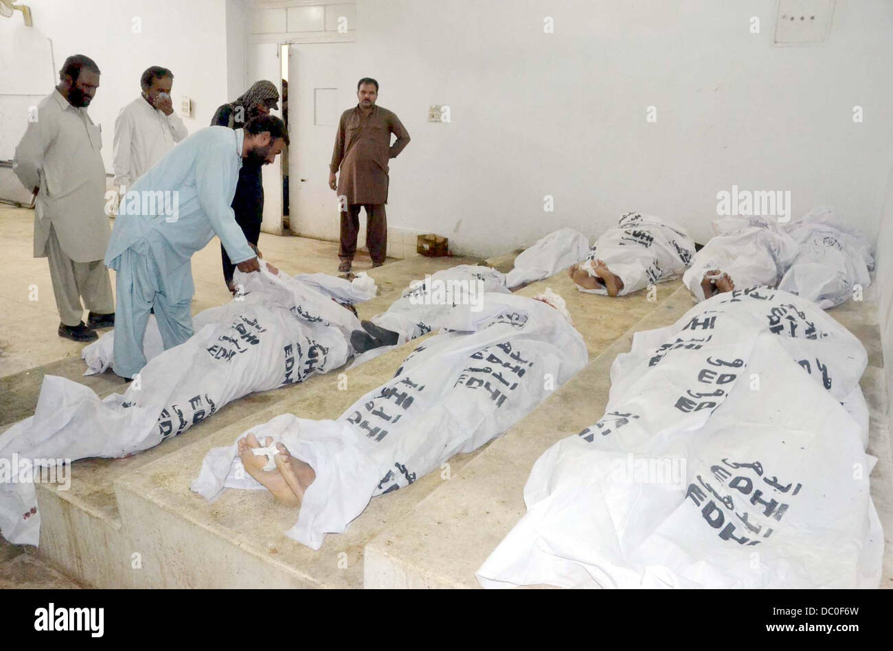Les gens se rassemblent près de cadavres de passagers, qui a tué des inconnus armés à Giyani Pul près de Mach dans la zone du District de Bolan, à l'hôpital local de Quetta. Au moins treize personnes ont été tuées après leur enlèvement du Punjab, autobus à Giyani Pul près de Mach dans la zone du District de Bolan. Selon la police, les mécréants kidnappé 22 passagers la nuit dernière de cinq bus allant à et de Rajanpur Sadiqabad de Quetta. Il semble avoir surtout ciblé les gens de la province centrale du Pendjab avant de Eid-ul-Fitar. Banque D'Images
