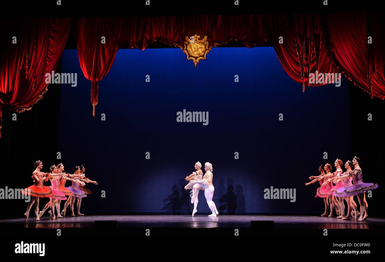 Berlin, Allemagne. Le 06 août, 2013. Danseurs solistes avec Carlos Miller en tant que cavaliere et Robert Carter comme ballerine danse de groupe 'Les Ballets Trockadero de Monte Carlo' de New York effectuer extraits de Petipa's 'Paquita' à l'Admiralspalast de Berlin, Allemagne, 06 août 2013. La compagnie de danse fondée en 1974 est composée uniquement d'hommes et n'est actuellement dans la capitale allemande. Photo : Bernd VON JUTRCZENKA/dpa/Alamy Live News Banque D'Images