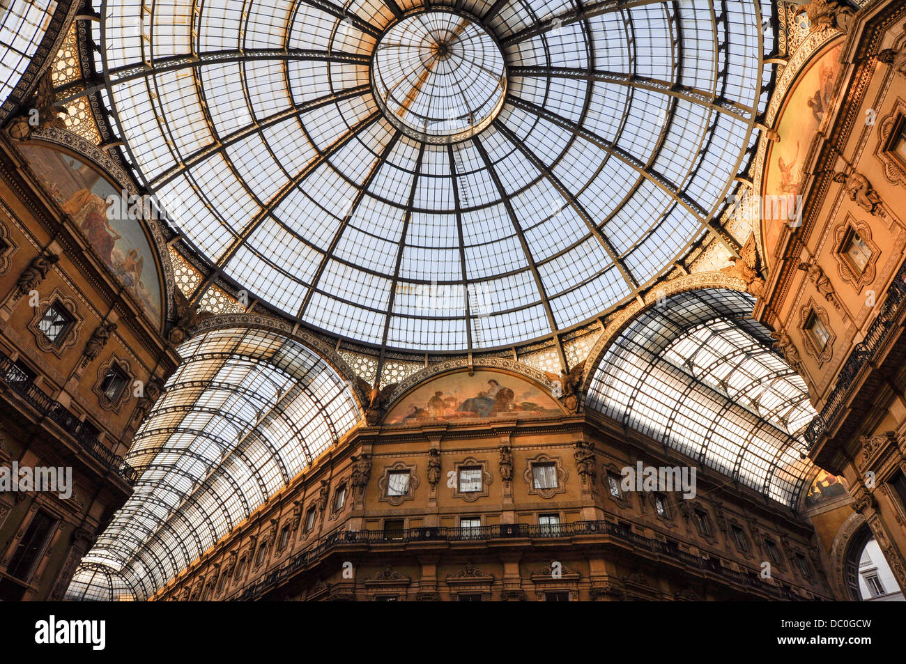 Centre commercial de la Galleria Vittorio Emanuele II à Milan en Italie. Presque toutes les grandes marques sont répertoriées ici. Banque D'Images
