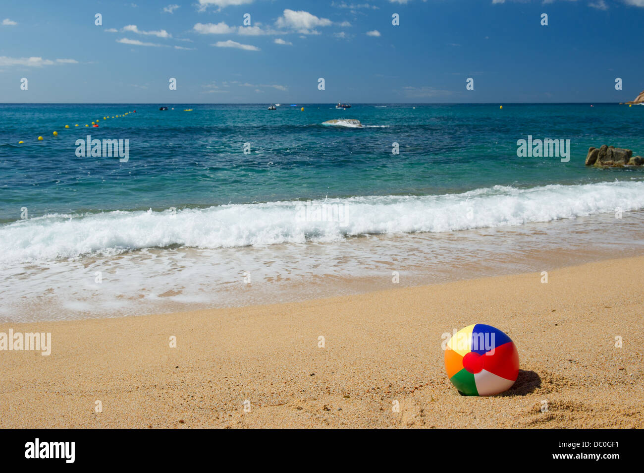 Ballon de plage gonflable dans le sable près de la ligne d'eau à la plage d'Espagnol Banque D'Images