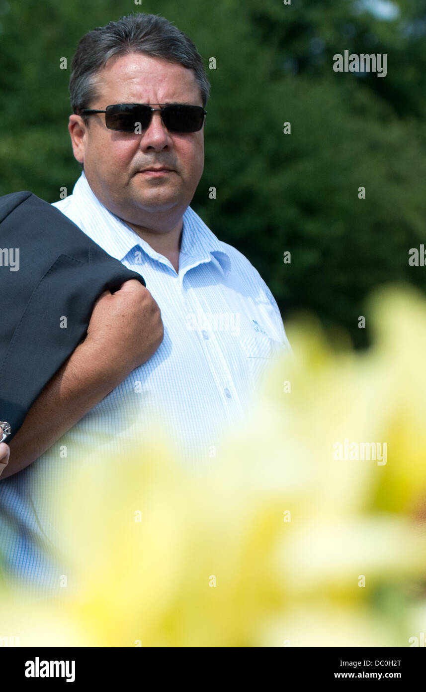 Président du SPD, Sigmar Gabriel, promenades à travers les Gaerten der Welt, l'emplacement de Berlin 2017 IGA, à Berlin, Allemagne, 06 août 2013. Photo : MAURIZIO GAMBARINI Banque D'Images