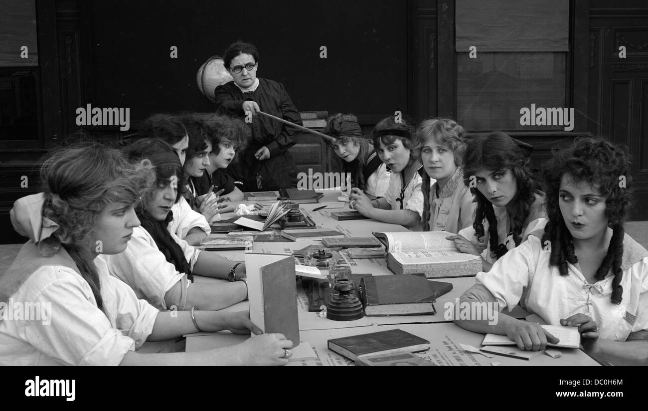 Années 1910 à l'enseignant en classe d'écolière espiègle toujours film muet Banque D'Images