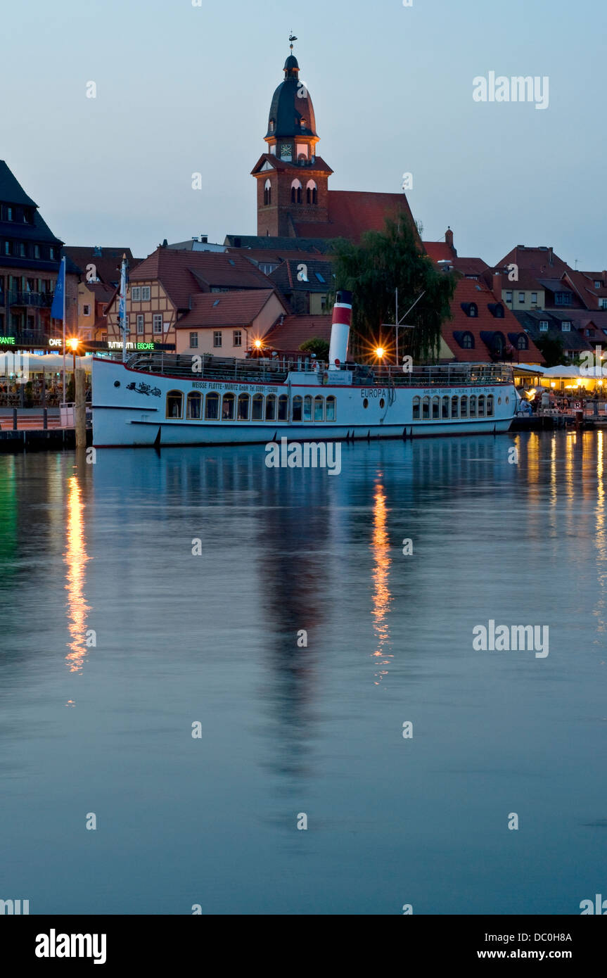 'Blue Hour' à Waren, Müritz, Mecklenburg, Allemagne. Banque D'Images