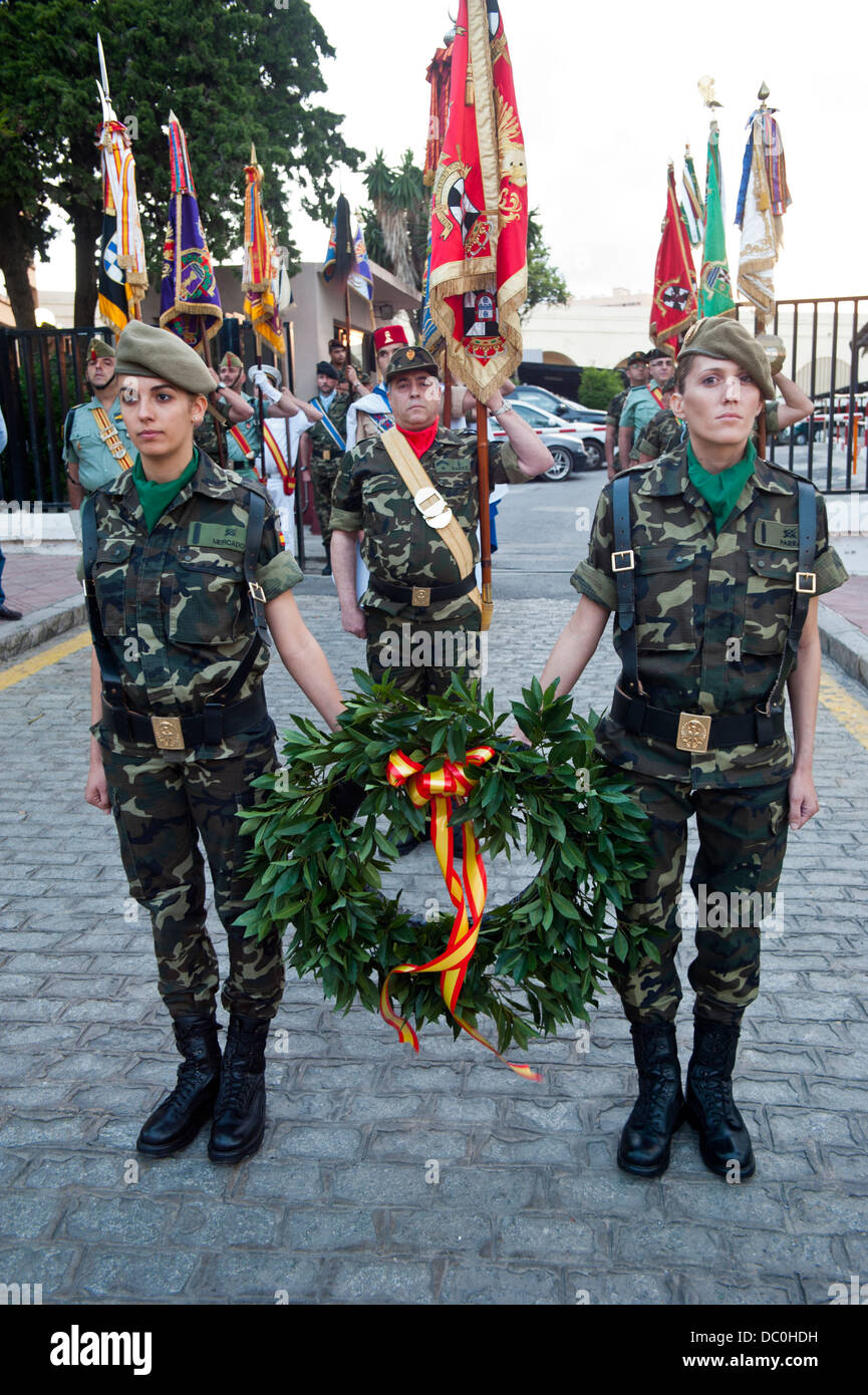 Les femmes soldats dans l'hommage de l'été, en face de la commande générale au cours de la Ceuta, actes de la Journée des Forces canadiennes armée.Ceuta. Banque D'Images