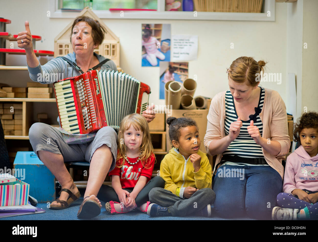 St Pauls École maternelle et Children's Centre, Bristol UK 2013 - Un cours de musique. Banque D'Images