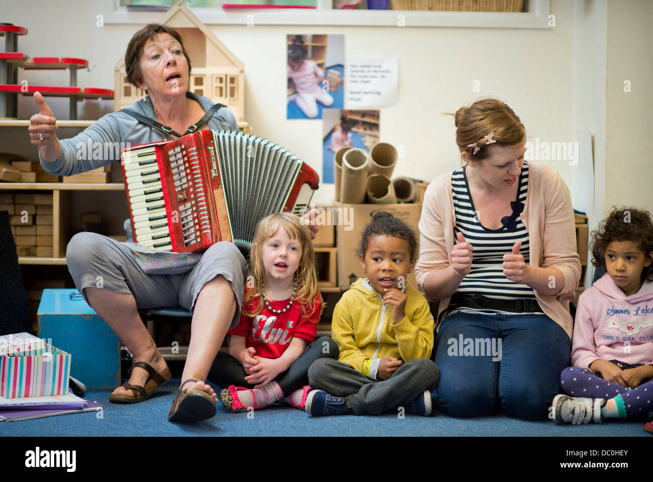 St Pauls École maternelle et Children's Centre, Bristol UK 2013 - Un cours de musique. Banque D'Images