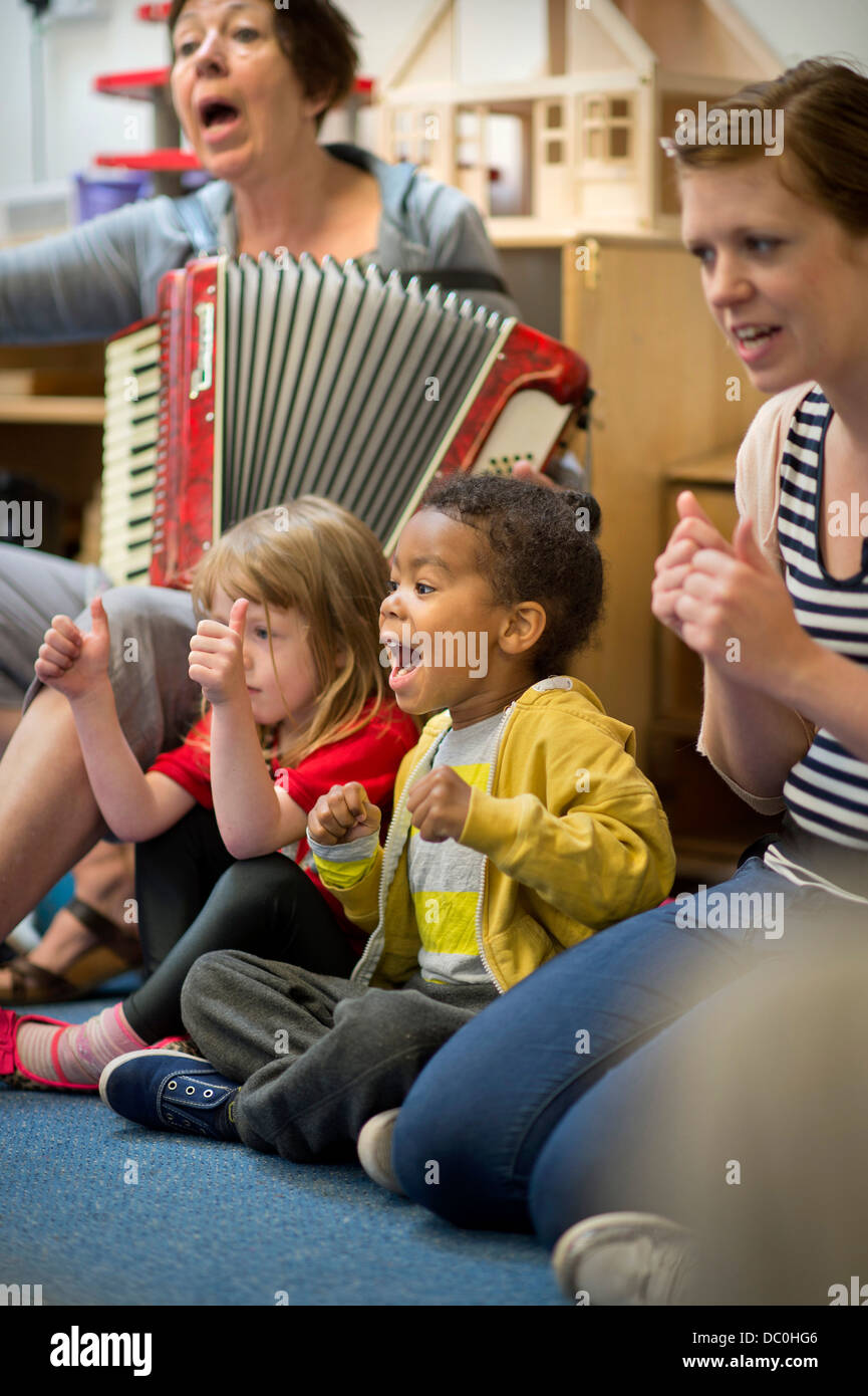 St Pauls École maternelle et Children's Centre, Bristol UK 2013 - Un cours de musique. Banque D'Images