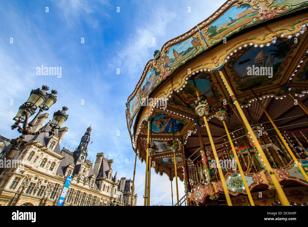 Près de l'Hôtel de Ville de Paris carrousel bleu contre ciel d'été, Paris, France Banque D'Images