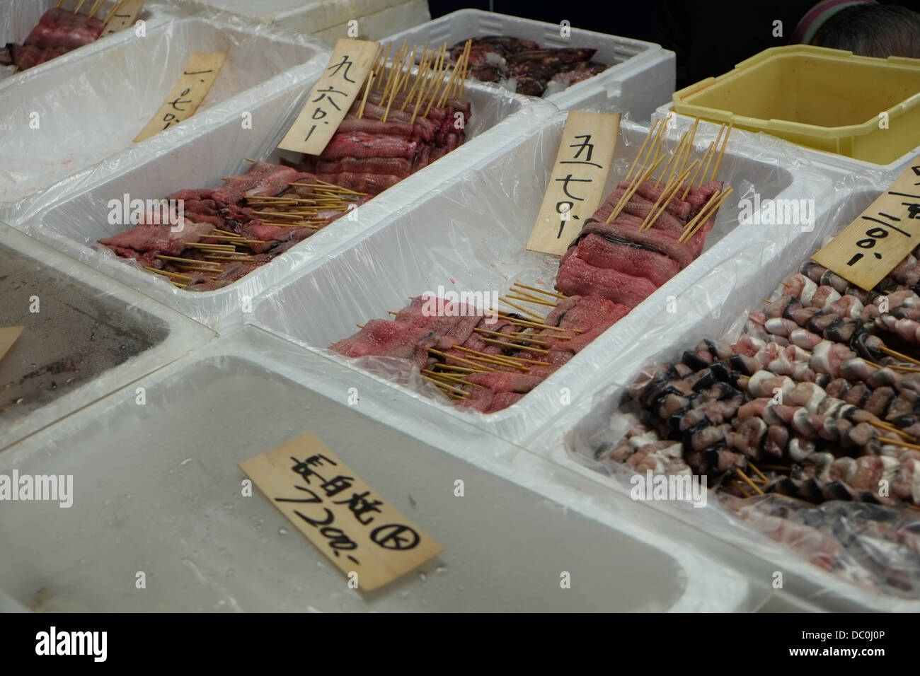 Un assortiment de poisson au marché aux poissons de Tsukiji, Tokyo Japon. Banque D'Images