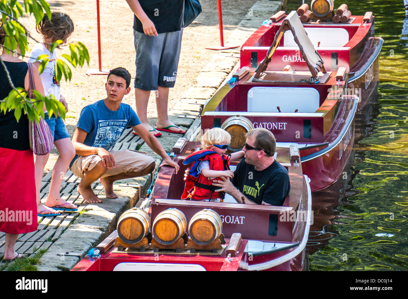 Le Pere Et Le Jeune Fils De Monter A Bord D Un Bateau Pour Une Balade Touristique Sur La Dronne Sur Une Chaude Journee D Ete A Brantome Dordogne Dans Le Sud Ouest De La