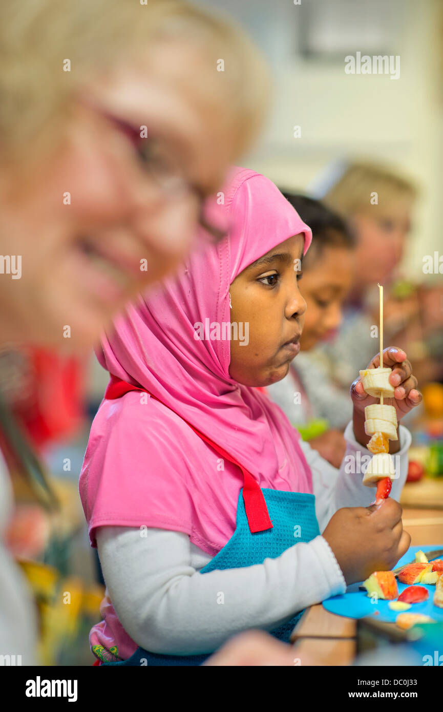 L'école maternelle Pauls et Children's Centre, Bristol UK - Une classe d'aliments sains. Banque D'Images