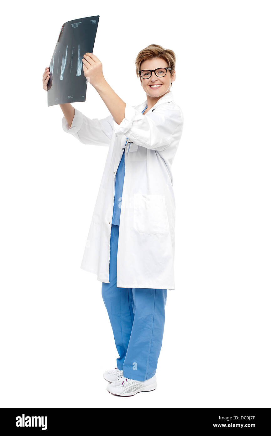 Âge moyen Smiling doctor holding up x-ray sheet Banque D'Images