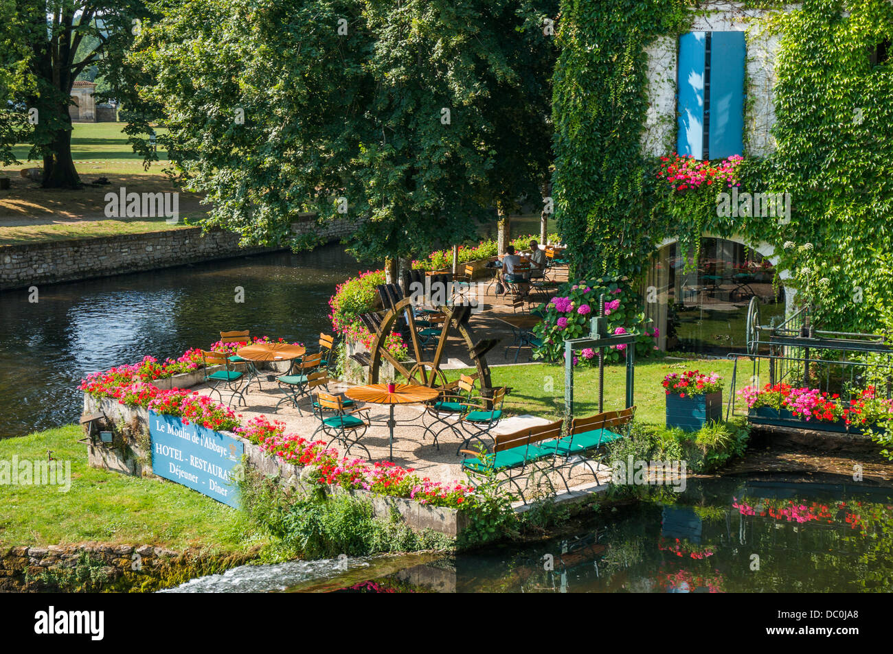Belle scène de l'hôtel ivy couverts Moulin, joli jardin fleuri et la rivière Dronne, à Brantôme, dans le département de la Dordogne dans le sud-ouest de la France. Banque D'Images