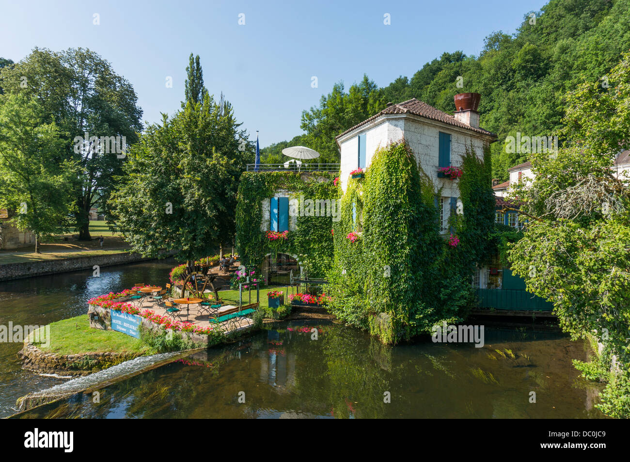 Belle scène de l'hôtel ivy couverts Moulin et la rivière Dronne, sur la commune de Brantôme, dans le département de la Dordogne dans le sud-ouest de la France. Banque D'Images
