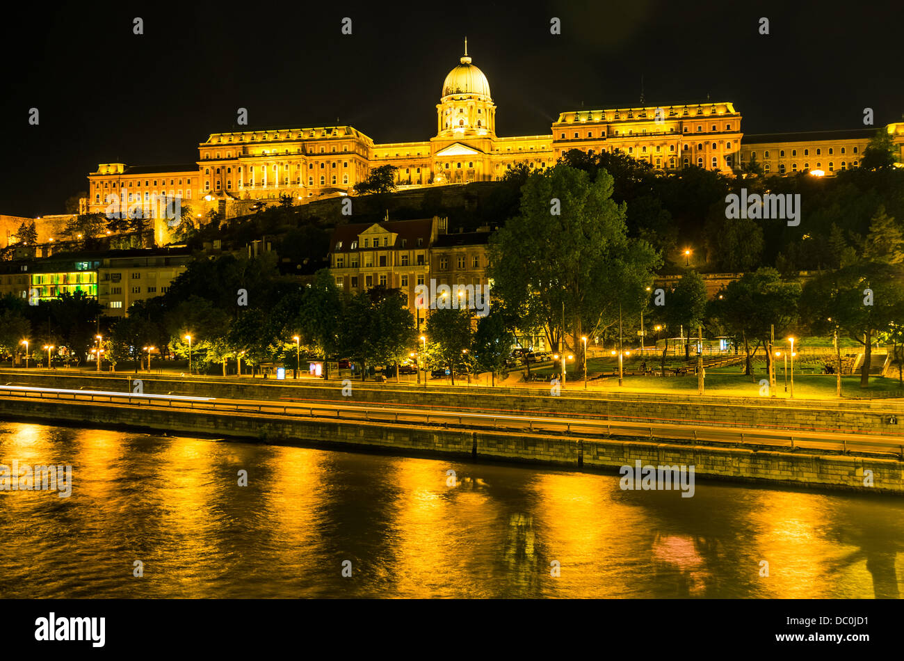 Château de Buda de Budapest la nuit vu sur le Danube Banque D'Images