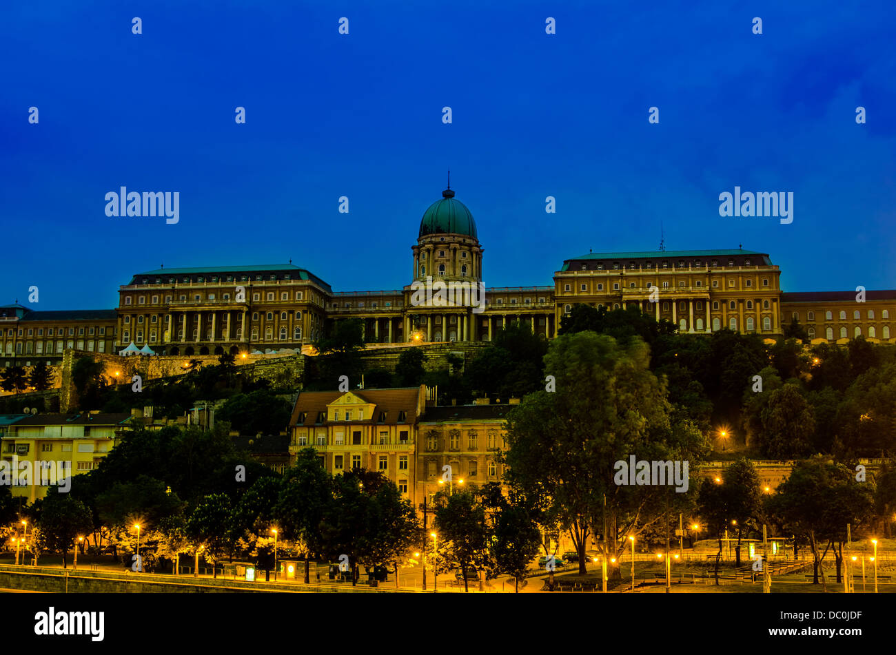 Château de Buda de Budapest la nuit vu sur le Danube Banque D'Images