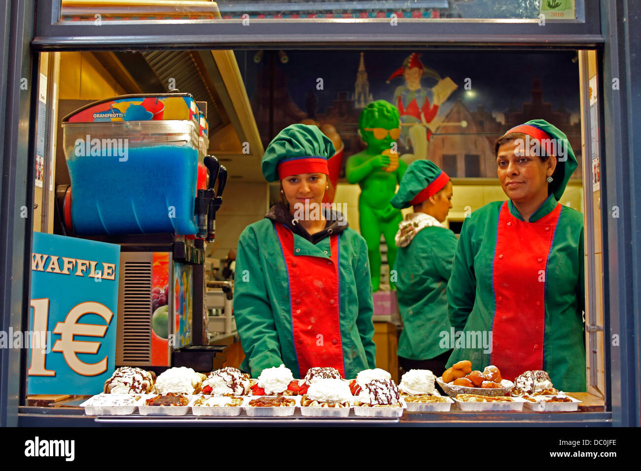 Bruxelles Belgique Europe Grand Platz waffle shop vitrine avec deux femmes Banque D'Images