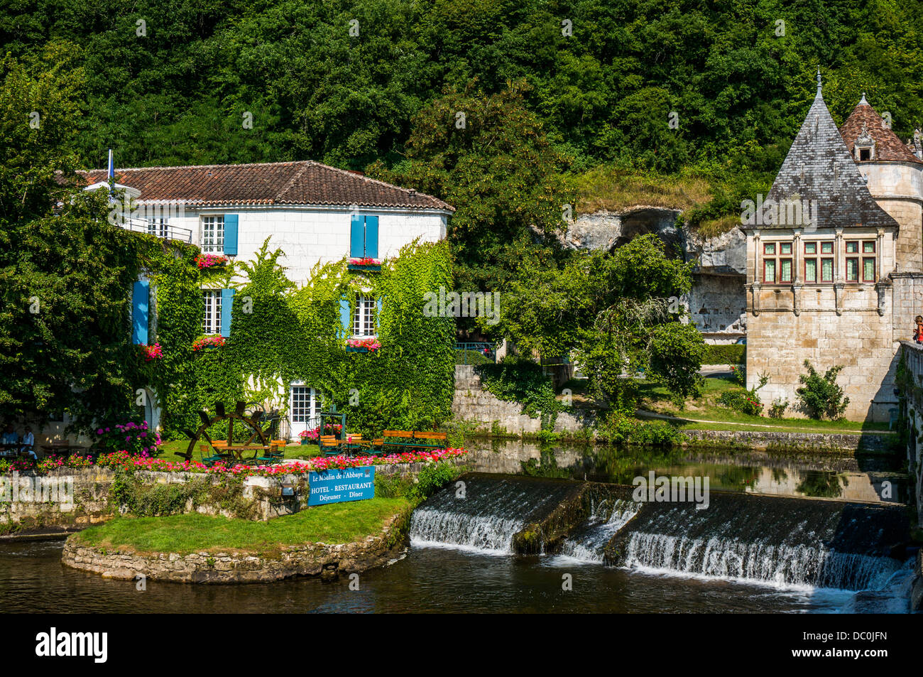 Belle scène de l'Hôtel Moulin couvert de lierre, à côté de la rivière Dronne avec cascade, à Brantôme, dans le département de la Dordogne dans le sud-ouest de la France. Banque D'Images
