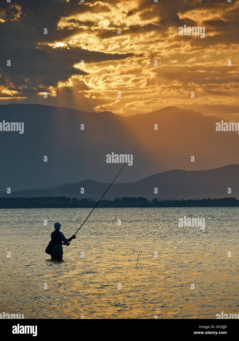 Pêcheur au lever du soleil Banque D'Images