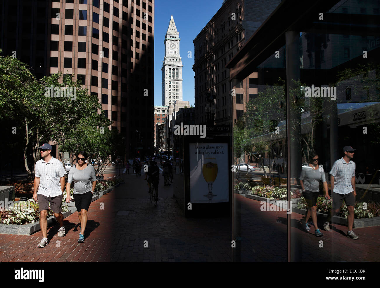 Les gens qui marchent sur la State Street avec le Custom House Tower en arrière-plan sur le Freedom Trail, Boston, Massachusetts Banque D'Images