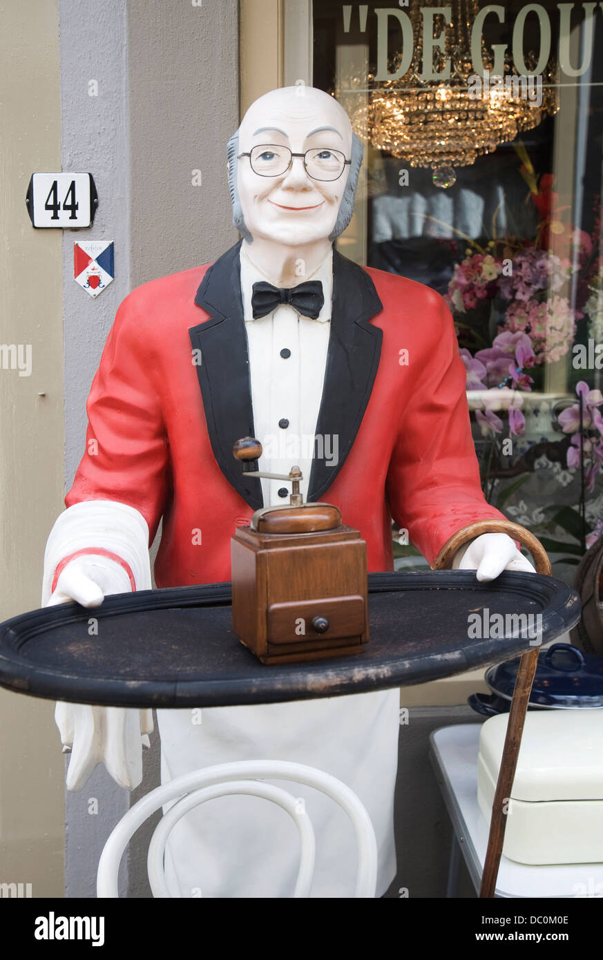 Ancien mannequin homme waiter carrying tray moulin café Dordrecht, Pays-Bas Banque D'Images