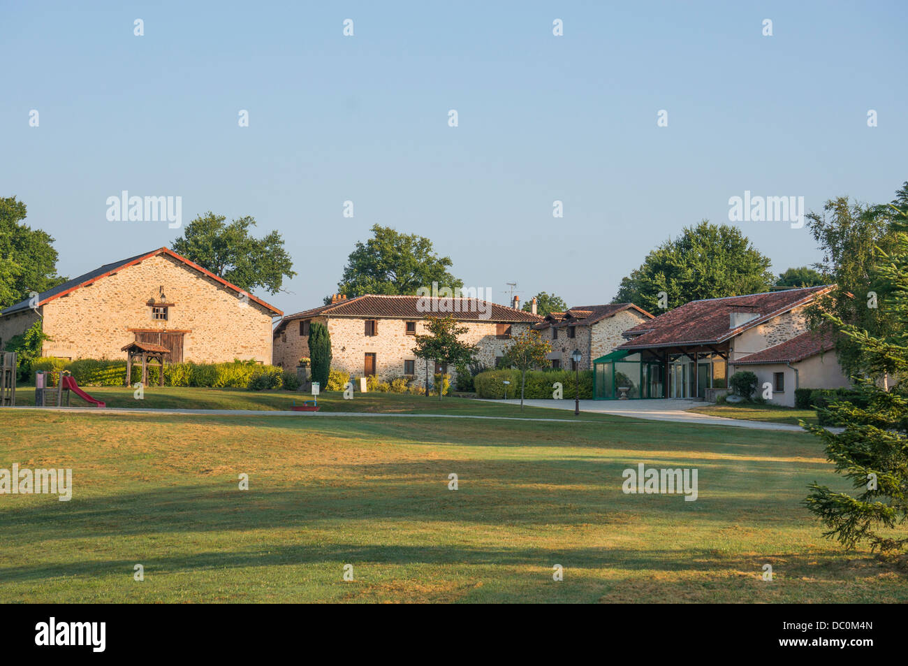 Camping municipal des bâtiments, "site de Chambery', Saillat-sur-Vienne, Limousin, Haute-Vienne, France, Europe. Banque D'Images