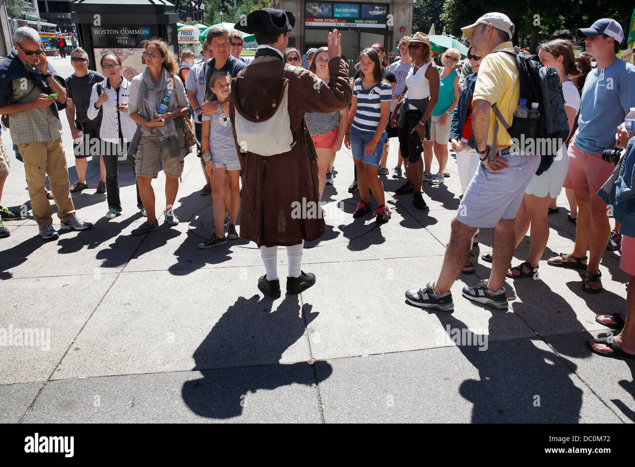 Tour guide en costume colonial sur le Freedom Trail, dans Park Square, Boston, Massachusetts Banque D'Images