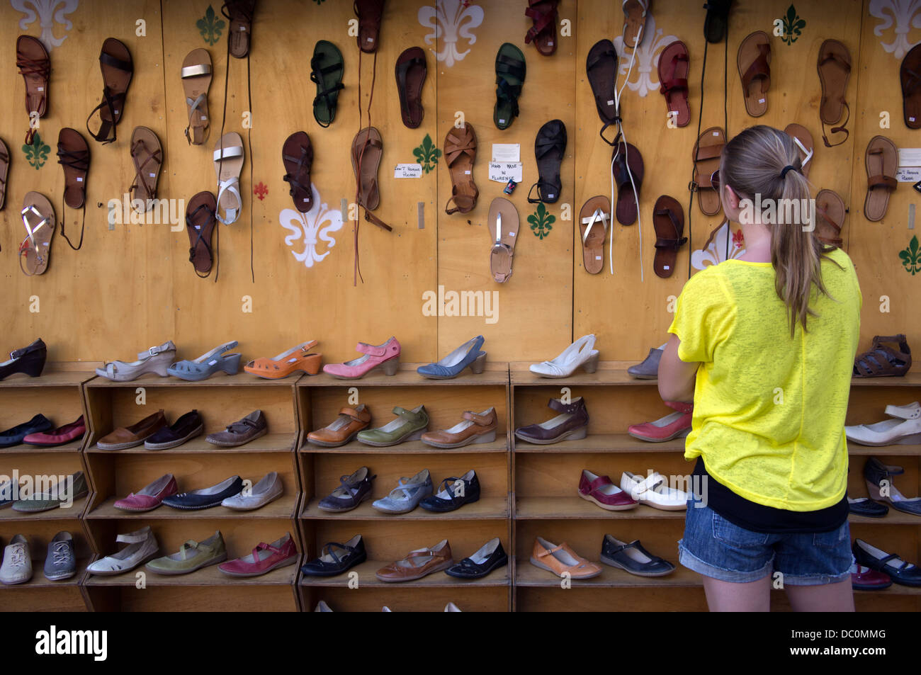Une jeune fille ressemble à un magasin qui vend des chaussures et des  sandales de cuir, un produit typiquement italien Photo Stock - Alamy