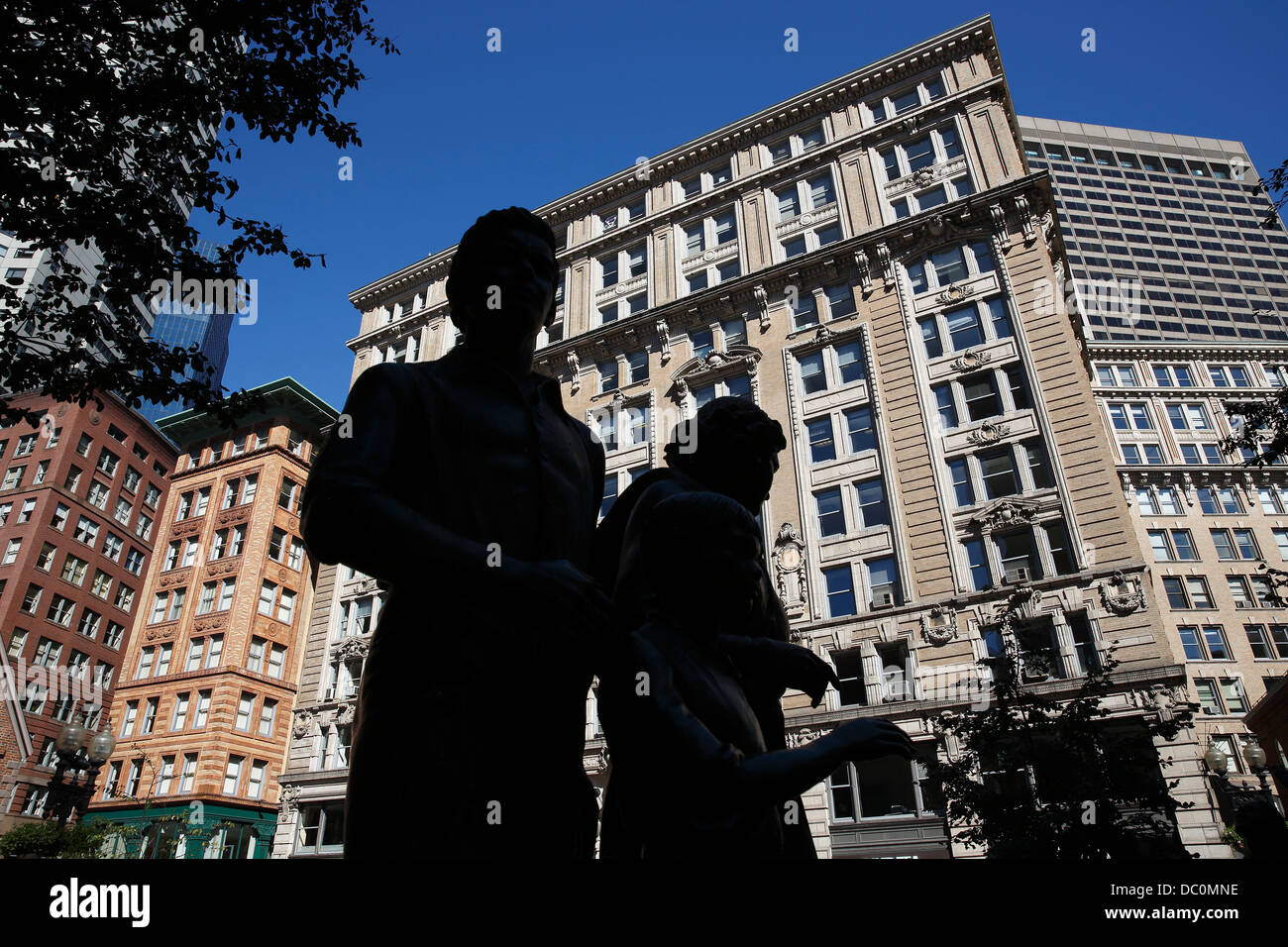 Silhouette de chiffres dans l'Irish Famine Memorial statue sur le Freedom Trail de Boston, Massachusetts Banque D'Images