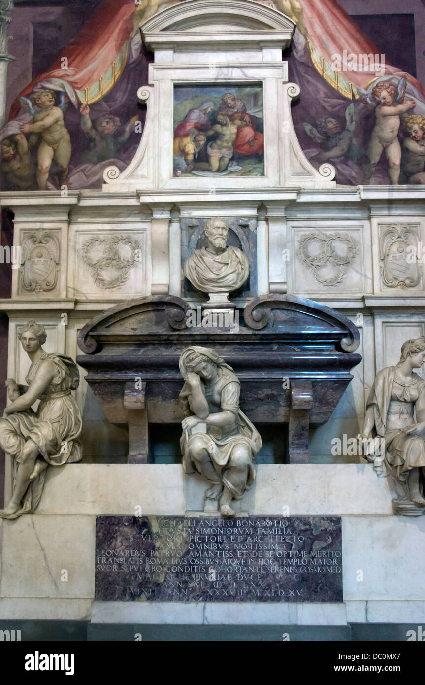 Tombe de Michelangelo Buonarroti, il était un peintre italien de renommée, et de sculpteur. Il est enterré dans la Basilique de Santa Croce. Banque D'Images