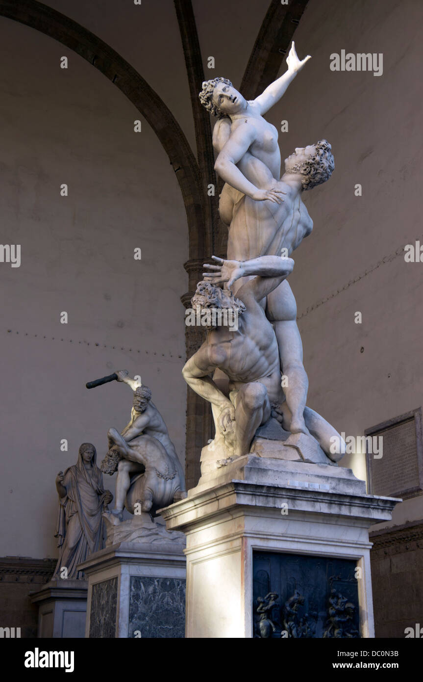 Le passage ou Loggia dei Lanzi est un musée en plein air. Il y a, entre autres, la sculpture de l'enlèvement de l'Sabrinas. Banque D'Images