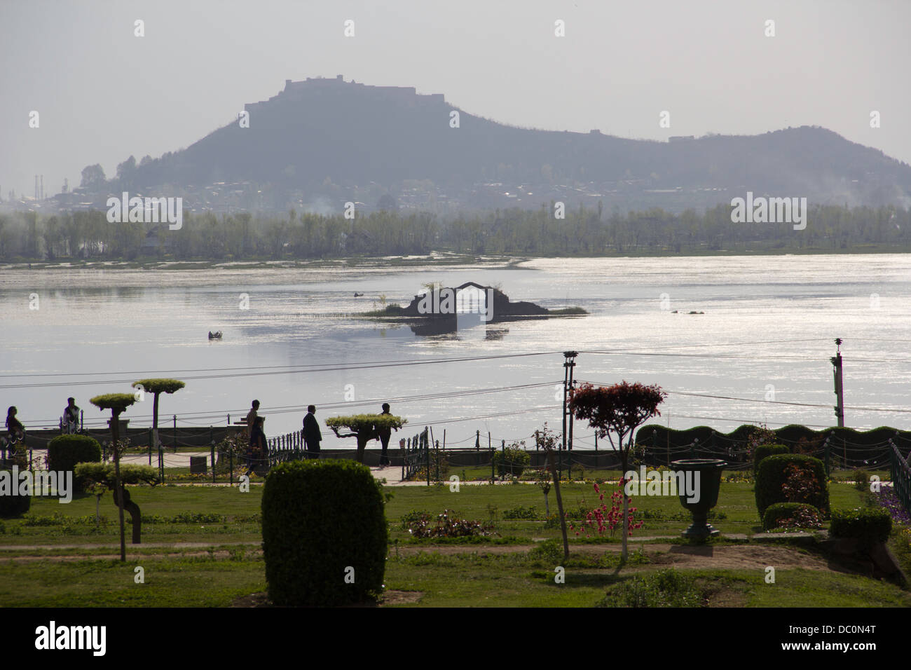 Shalimar Garden, le lac Dal, et les montagnes en arrière-plan à Srinagar. Leur est un petit pont comme structure dans l'eau. Banque D'Images