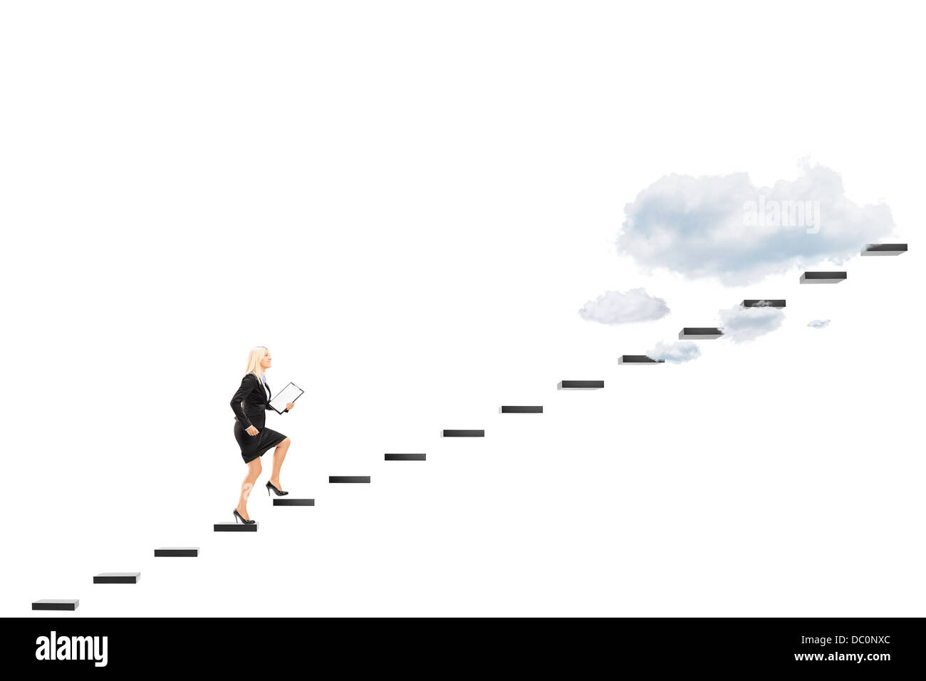 Full Length portrait of a young businesswoman with clipboard à marcher vers les hauteurs Banque D'Images