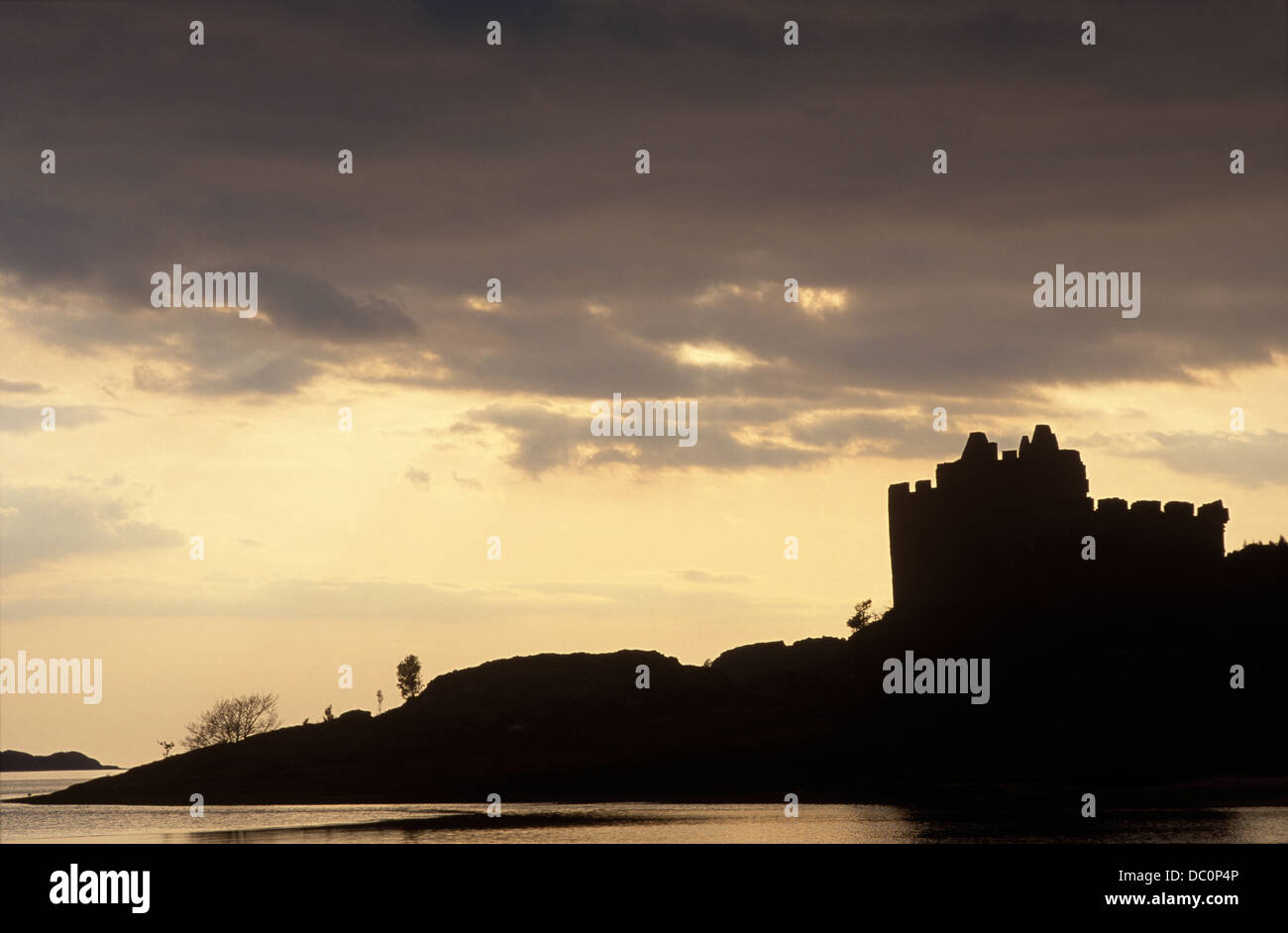 Coucher du soleil Château de Tioram Loch Moidart Banque D'Images