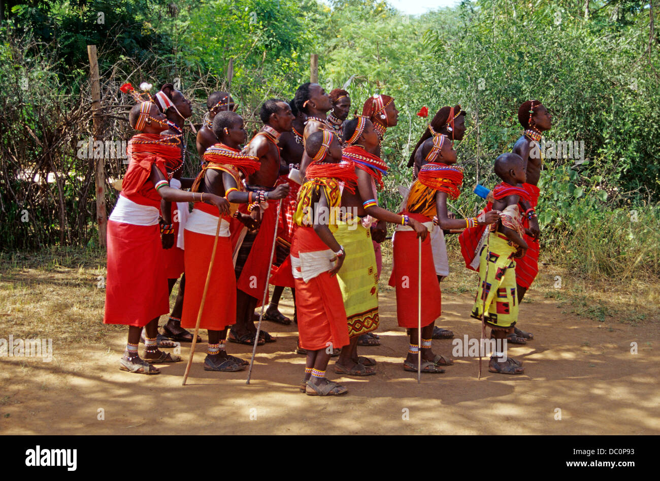La RÉSERVE NATIONALE DE SAMBURU KENYA SAMBURU AFRIQUE personnes effectuant la danse de cérémonie Banque D'Images