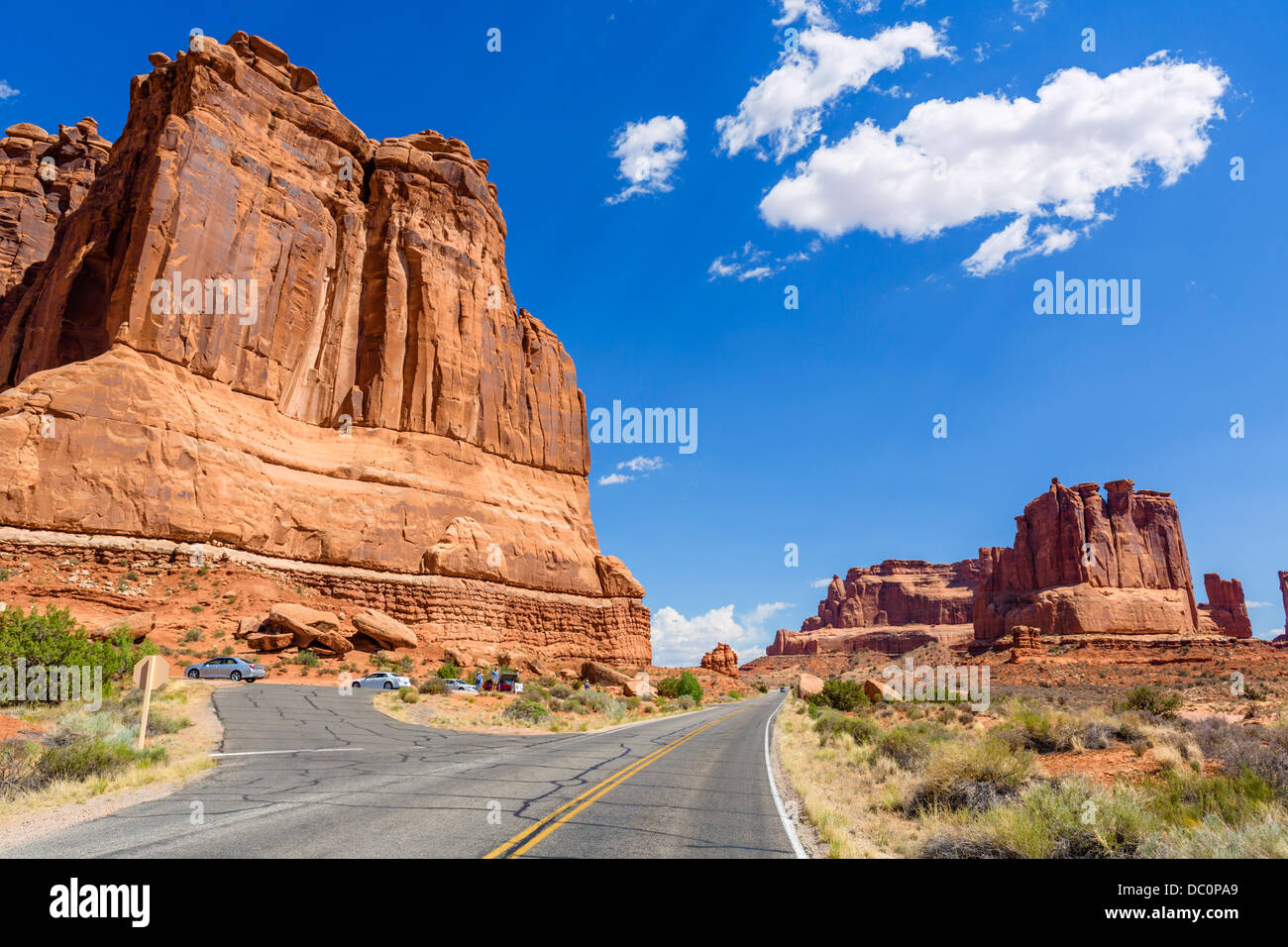 Route à travers des Arches National Park près de Courthouse Towers viewpoint, Utah, USA Banque D'Images