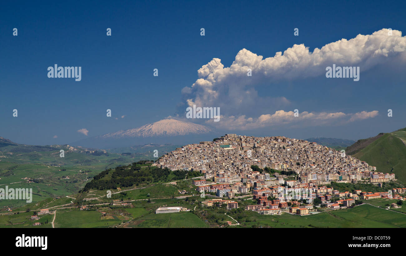 L'Etna en éruption avec Gangi au premier plan, Sicile, Italie Banque D'Images