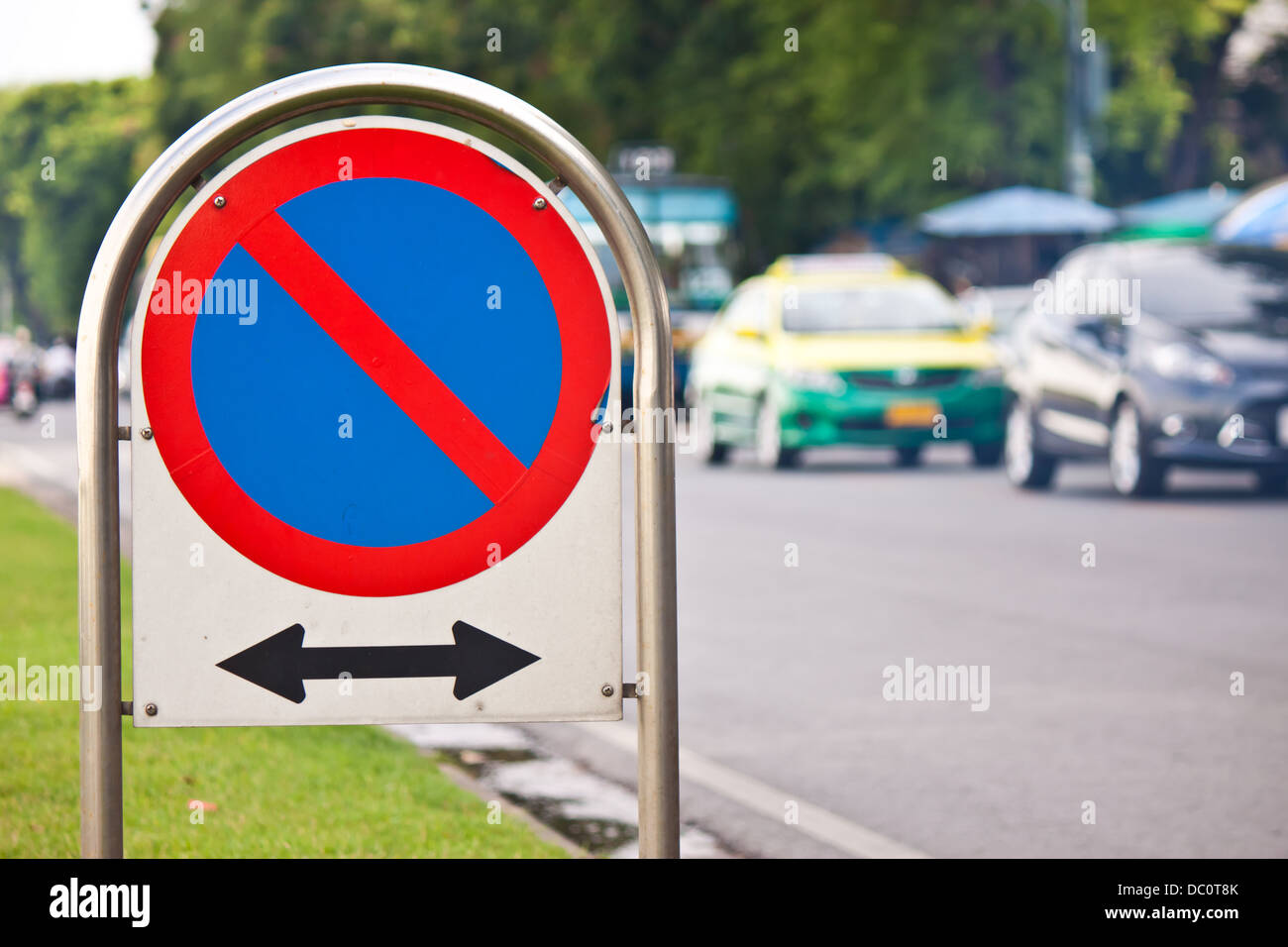 Panneau de signalisation bleu rond Banque de photographies et d’images ...