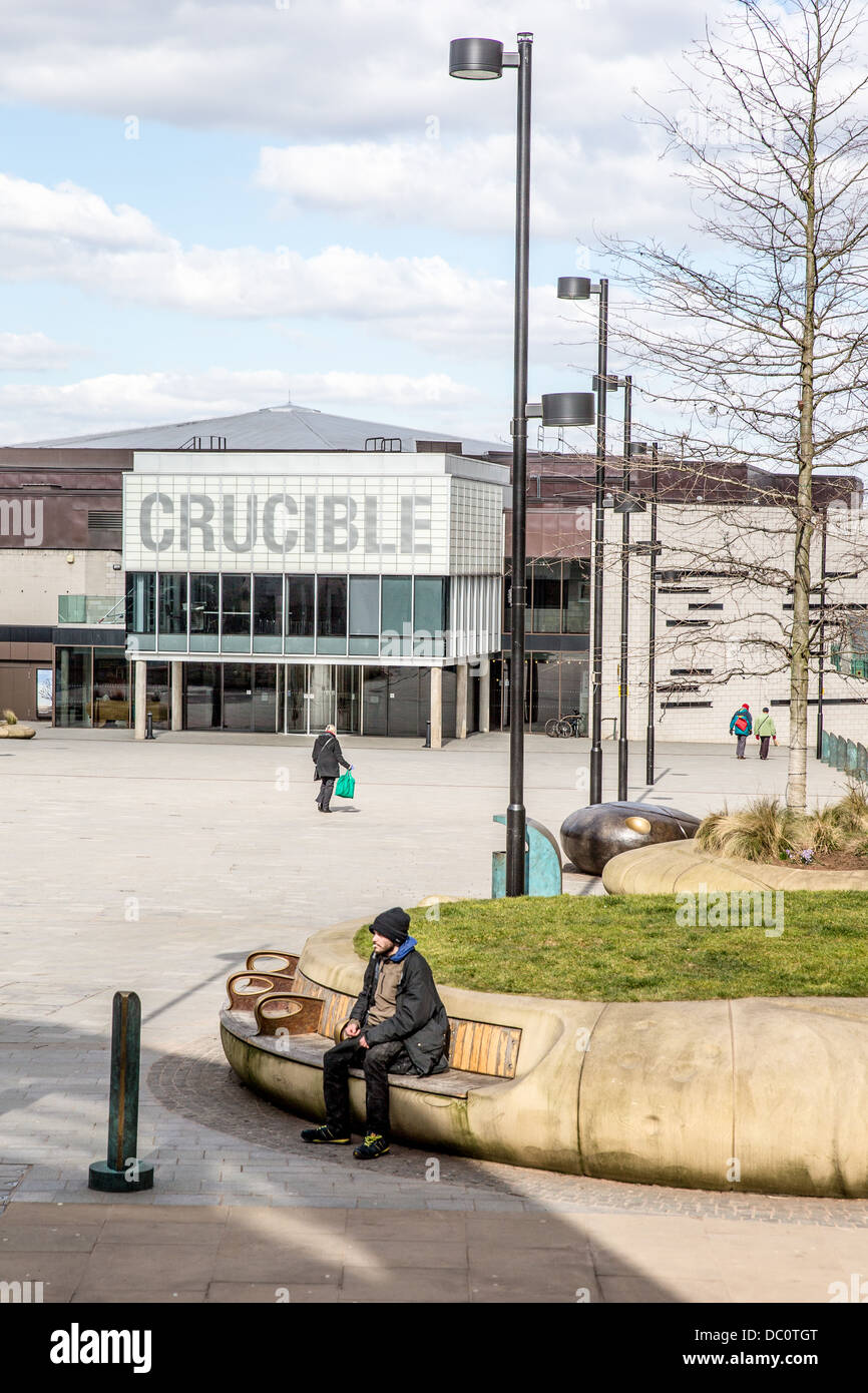 Un homme assis en place et les Tudor théâtre Crucible construit en 1971 dans le centre-ville de Sheffield, South Yorkshire Banque D'Images