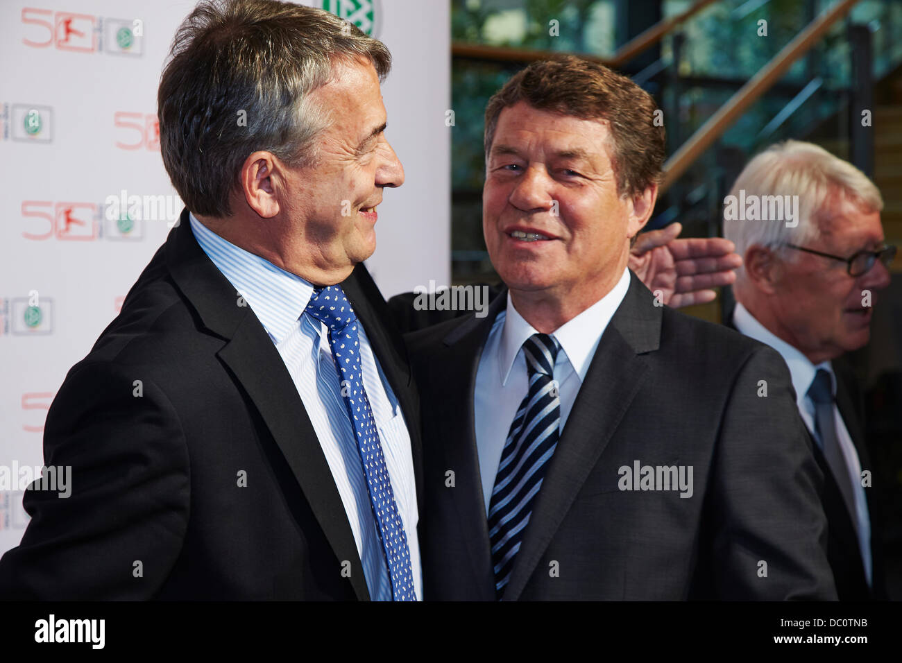 Berlin, Allemagne. Le 06 août, 2013.Wolfgang Niersbach - Président de la DFB - Association Allemande de football - et Otto Rehhagel - légende, le Werder Brême, le Bayern Munich - sur le tapis rouge à la célébration de la DFB et DFL sur le 50 anniversaire de la Bundesliga allemande à Berlin. Credit : Reynaldo Chaib Paganelli/Alamy Live News Banque D'Images