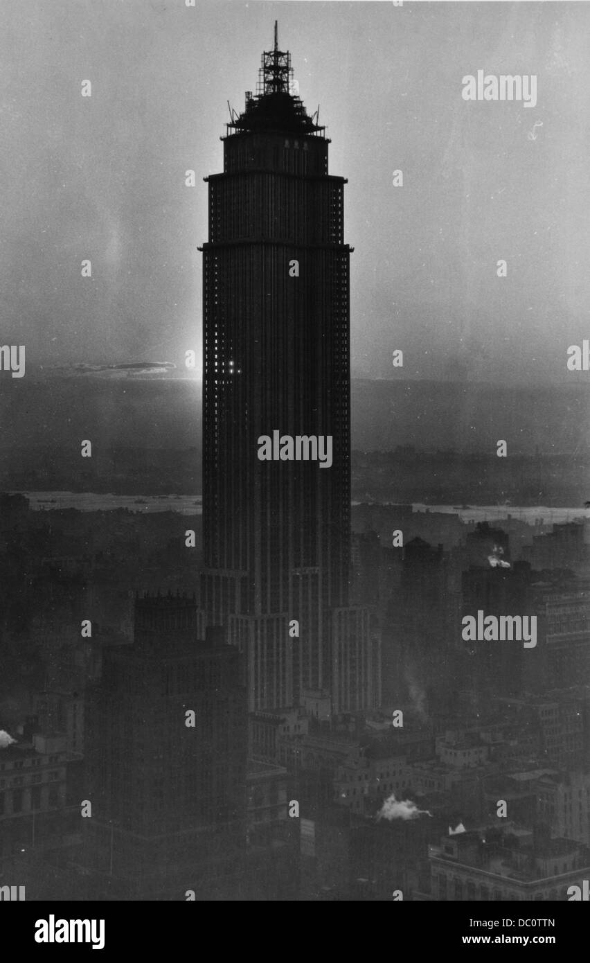 1930 CONSTRUCTION PRESQUE TERMINÉE SUR L'Empire State Building SUN SHINING THRU STRUCTURE SQUELETTE DE JUIN 1931 Banque D'Images