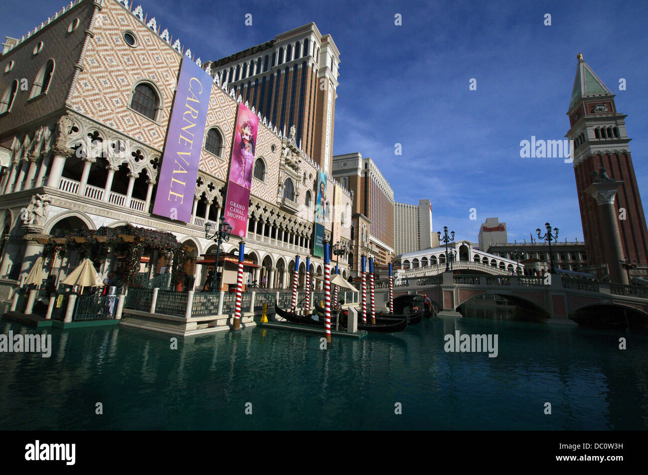 Réplique du Palais des Doges, le Pont du Rialto et la Place Saint-Marc à Venise Campanile au Venetian Resort Hotel Casino à Las Vegas, USA Banque D'Images