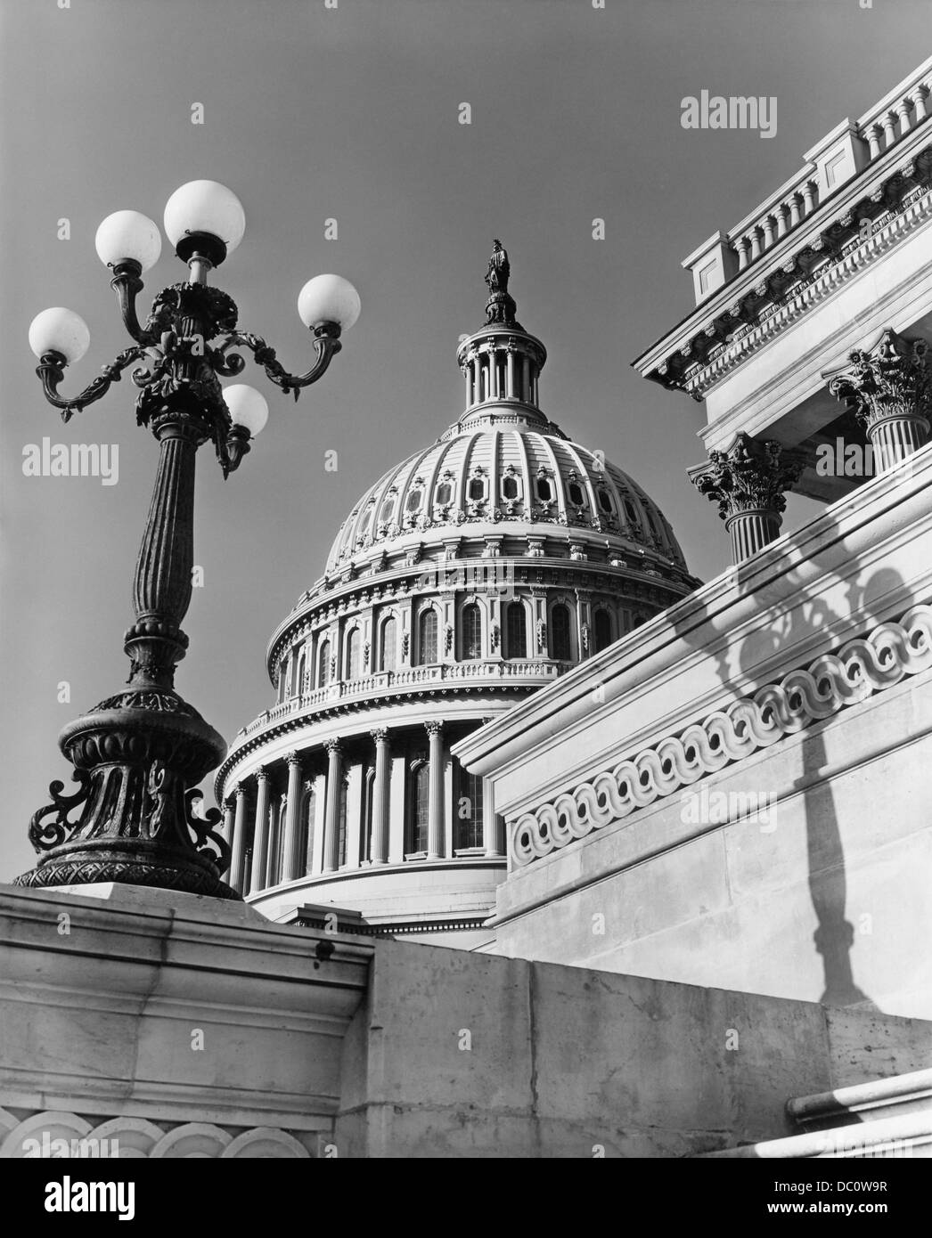 Années 1950 Années 1960 LOW ANGLE VUE SUR LE CAPITOL DOME ET LES DÉTAILS ARCHITECTURAUX WASHINGTON DC USA Banque D'Images